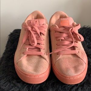 Peach pumas